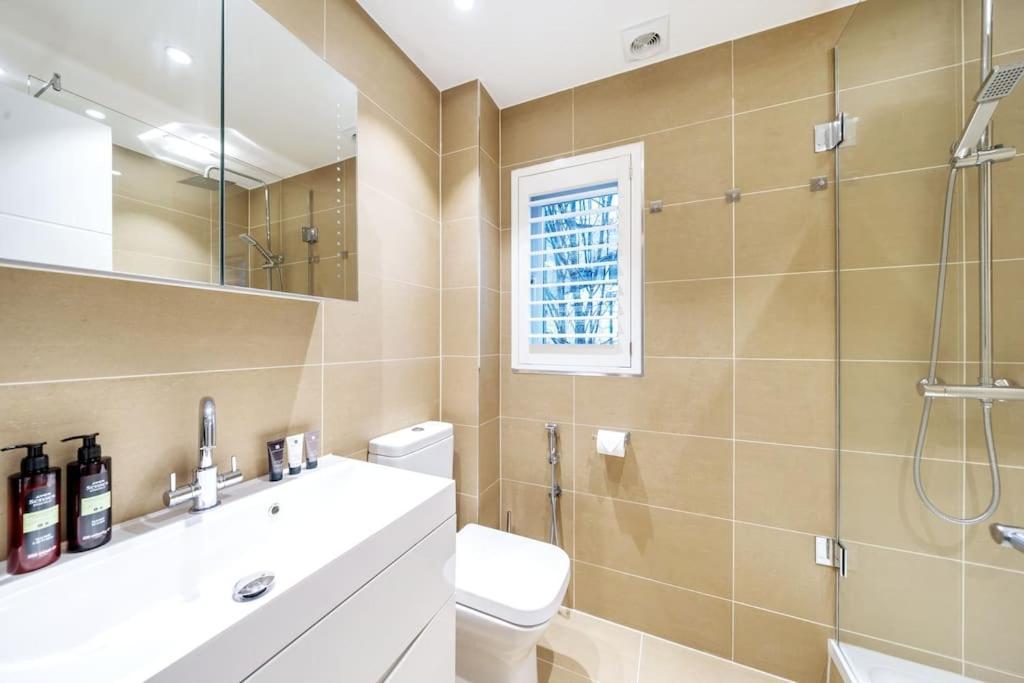 Stylish Contemporary 1 Bed Flat Near Bridge