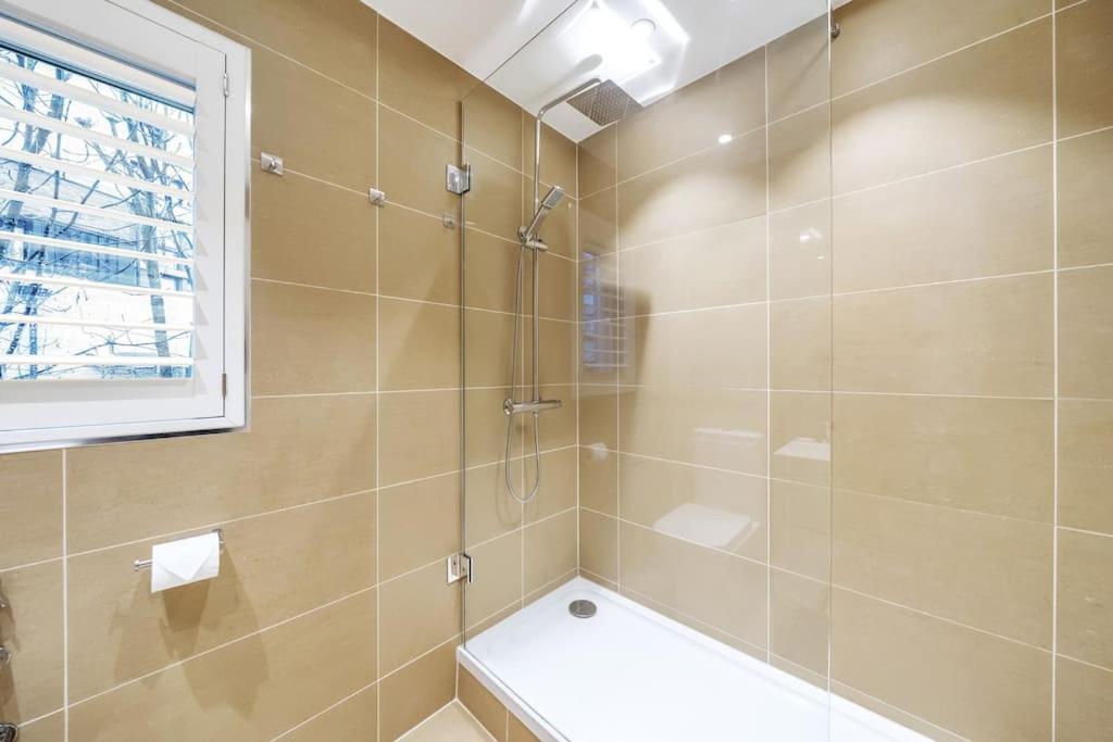 Stylish Contemporary 1 Bed Flat Near Bridge Apartamento